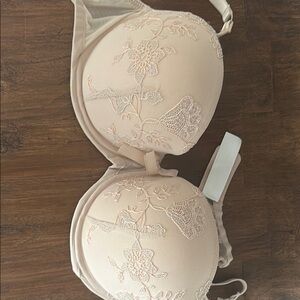 Chantelle pink Lace Bra - 34 D - never worn !